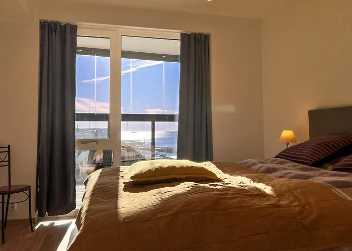 Hotel-like Comfort & Ocean Views Over Harbour Будё