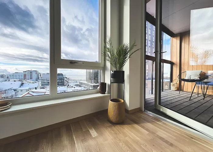 Hotel-like Comfort & Ocean Views Over Harbour Апартаменты Будё