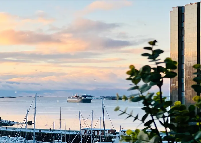 Hotel-like Comfort & Ocean Views Over Harbour Будё