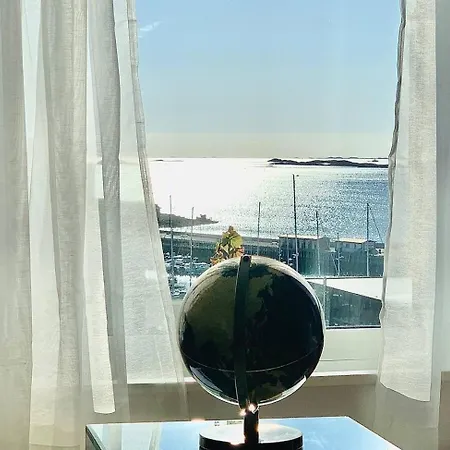 Hotel-like Comfort & Ocean Views Over Harbour