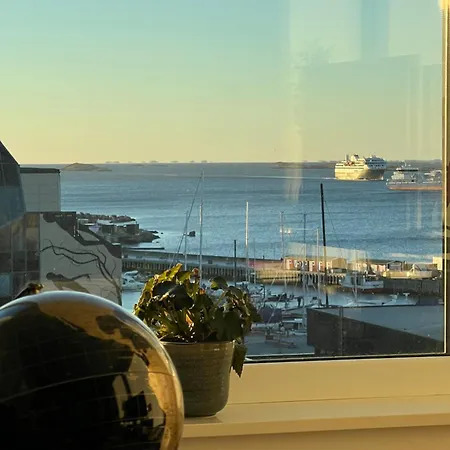Apartment Hotel-like Comfort & Ocean Views Over Harbour *