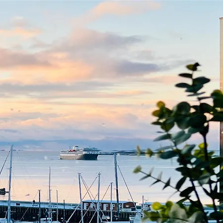 Hotel-like Comfort & Ocean Views Over Harbour بودو